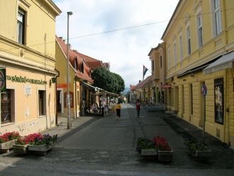 На улице города Кестхей.