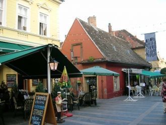 На улице города Кестхей.