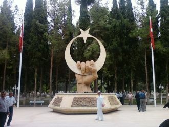 Памятник мученикам в Искендеруне.
