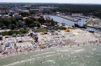 Отдыхающие на пляже