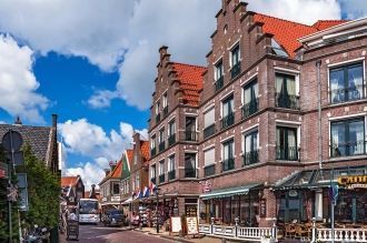 Улица, продолжающая набережную.