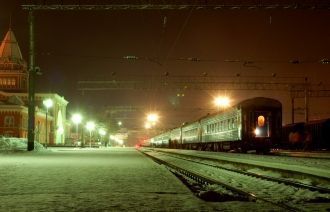 Первая платформа ночью, станция Чернигов