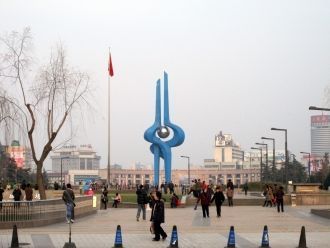 Символ города Цзинань на площади Цюаньчэ