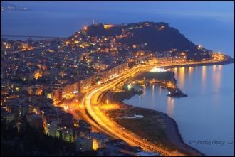 Вид сверху на ночной Гиресун.