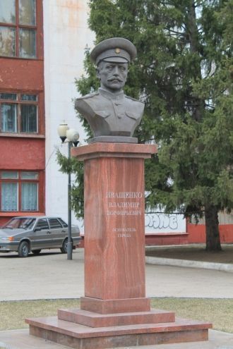 Памятник основателю города - Иващенко В.