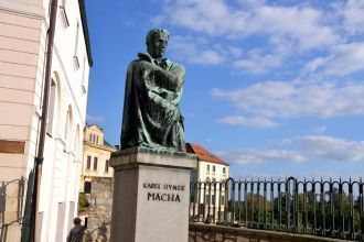 Памятник Карелу Гинеку Махе