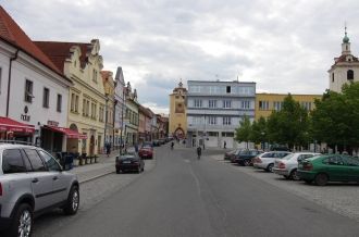 Бероун расположен в 30 км на юго-запад о