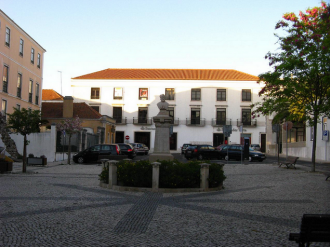 Небольшая городская площадь и памятник.