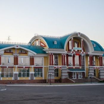 Здание железнодорожного вокзала.