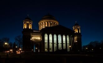 Базилика Эстергома ночью.