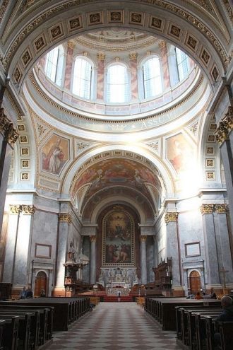 Базилика Святого Адальберта. Интерьер.