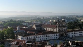 Город Алкобаса с высоты птичьего полета.