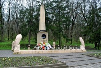 Памятник Лермонтову на месте дуэли.