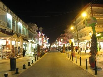 Ночная жизнь в городе Катерини.