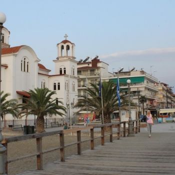 Центральная улица, ведущая к церкви и пл