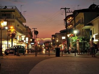 Ночная жизнь в городе Катерини.