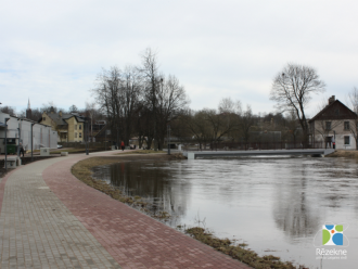 Пешеходная улица вдоль реки Резекне.