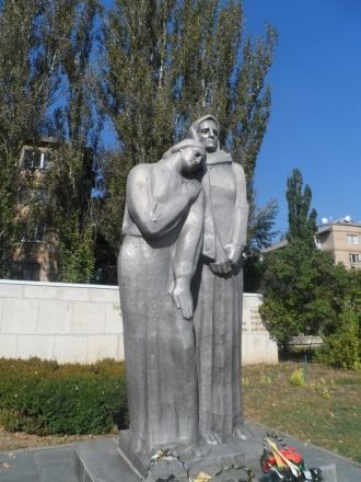 «Скорбящая мать» (мемориал на братском к