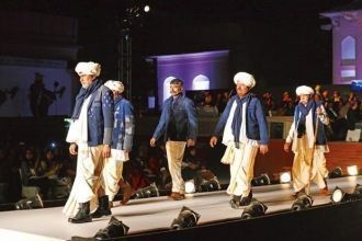 Показ мод в Ахмадабаде.