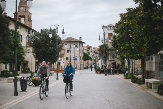 Местные жители катаются на велосипедах п