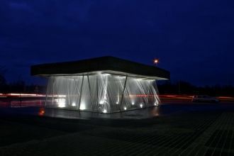 Литва. Мажейкяй. Фонтан ночью.