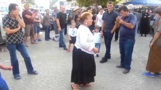 Люди на улицах Зугдиди.