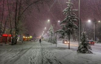 Ночной зимний город Бердск, Россия.