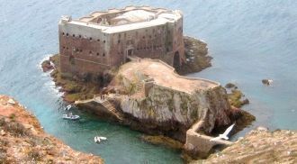 Внушительный средневековый форт de Sao J