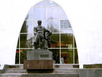 Памятник Курчатову.