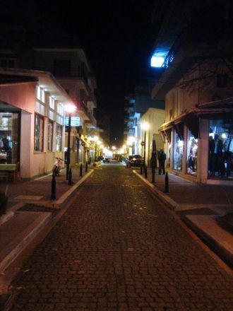 Ночь на улицах Александруполиса.