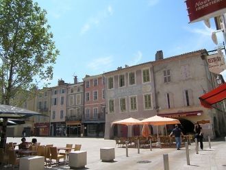 Люди на улице Монтелимара.