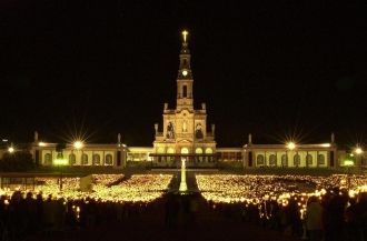 Базилика Святой Девы Марии ночью.