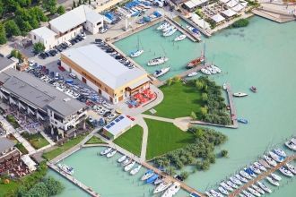 Город Балатонфюред с высоты птичьего пол