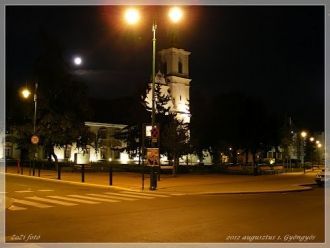 Город Дьёндьёш ночью.