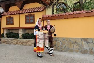 Люди в национальных костюмах.  Казанлык.