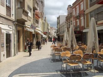 Люди на улице города Калдаш-да-Раинья.