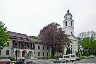 Католический храм и здание природного му