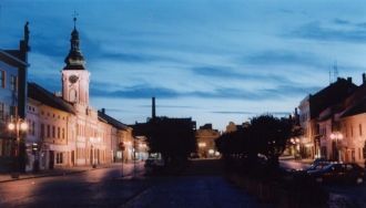 Город Раковник ночью.