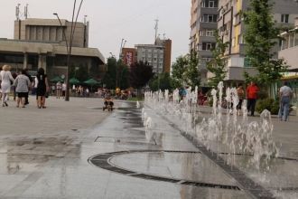 Городские жители и гости города Слатина.