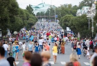 Жители и гости Благовещенска.
