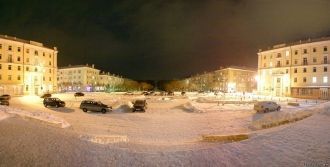 Панорама ночной площади Снежинска.