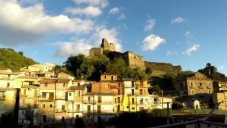 Старый замок Нормана и средневековый гор