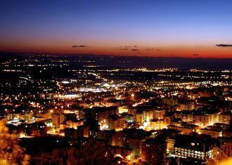 Вид на Ламеция-Терме ночью.