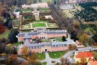 Вид на замок Добржиш и парк с высоты.