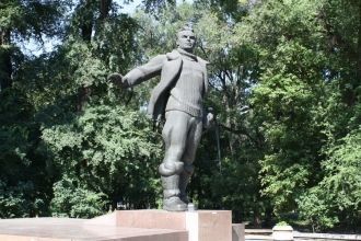 Памятник Валерию Павловичу Чкалову.