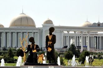 Статуи туркменских поэтов и героев Ашхаб