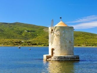 Ветряная мельница в порту Орбетелло.