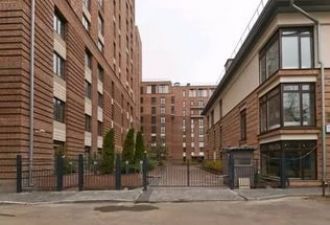 На улицах города.