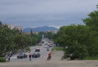 Люди на центральной улице города Тында.