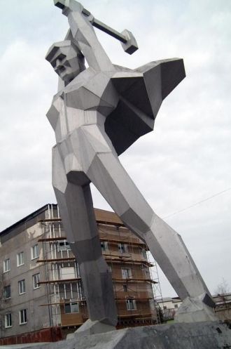 Памятник мостостроителю.